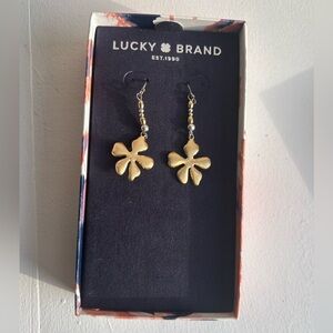 NIB Lucky Brand Gold Tone Flower Earrings